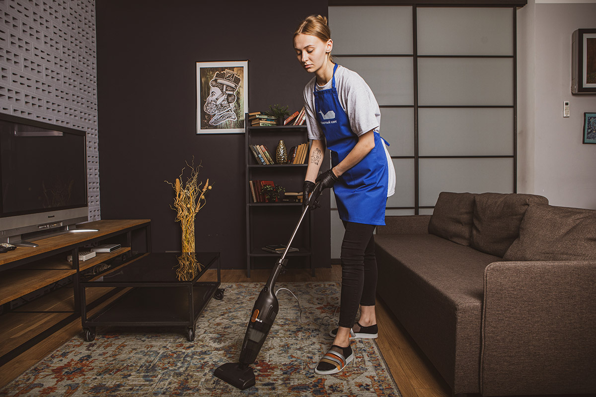 Profesjonalne sprzątanie salonu po remoncie – przykład realizacji usługi i odpowiedź na pytanie, ile kosztuje sprzątanie po remoncie.