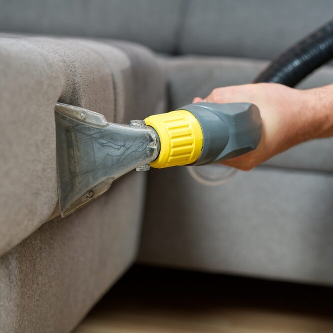 Pranie kanapy za pomocą narzedzia Karcher.